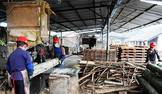闲置竹林变赚钱产业 返乡创业者利用木竹材加工带动农户增收致富！